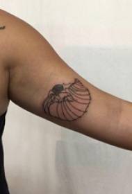 Shell model modeli tatuazh krah vajzës mbi foton e zezë të tatuazhit