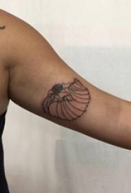 Shell pattern ng tattoo ng batang babae sa itim na tattoo na larawan