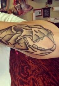 Tatouage d'os, bras de garçon, image de tatouage d'os