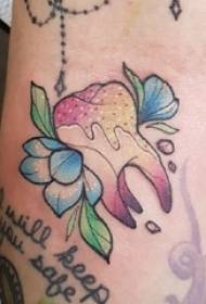 Ръце за момче на татуировка на зъби на цветна снимка на татуировка на зъб