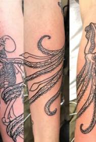 Черная татуировка осьминога, рука студента на черной татуировке осьминога