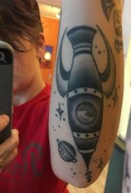 Imagen del tatuaje del brazo brazo del niño en la imagen del tatuaje del cohete negro