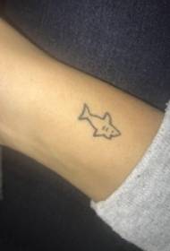 Illustrazione del tatuaggio dello squalo Braccio della ragazza su una piccola foto fresca del tatuaggio dello squalo