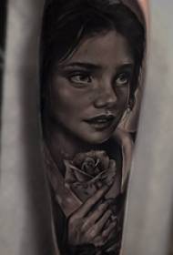 バラと女の子のキャラクターのタトゥー画像に現実的な美しさのタトゥー男性学生の腕