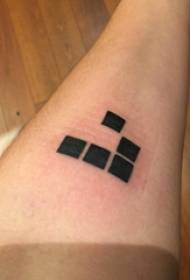 Tatuaje chica geometría tatuaje en imagen de tatuaje geométrico