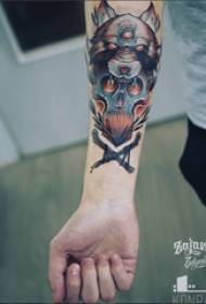 Bahan tato lengan, lengan pria, kepala serigala dan gambar tato tengkorak