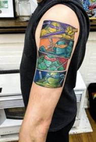 Sepasang lengan besar lengan tato anak laki-laki pada gambar tato film berwarna