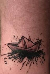 Tatuiruotės burlaivio vyro rankos ant juodo popieriaus laivo tatuiruotės paveikslas