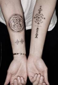 Braç de noia de tatuatge de línia geomètrica sobre la geometria i la imatge del tatuatge en línia