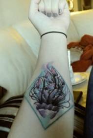 Roku tetovējuma materiāla meitenes dimanta un medūzas tetovējuma attēls uz rokas