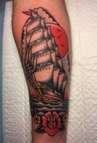 Tatuaj braț fata cu barcă pe poză tatuaj barcă cu pânze