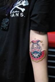 Abstraktna tetovaža roke klovna