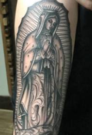 Рука малюнка татуіроўкі рука хлопчыка на малюнку чорнай татуіроўкі Буды