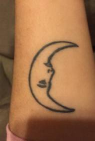 Tattoo Moon vajzë foto vajzë krah vajzës në fotografinë e tatuazhit të hënës së zezë