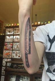 Tatuaggio di pugnale superiore di uno studente maschio europeo e americano foto tagliente del tatuaggio del pugnale superiore