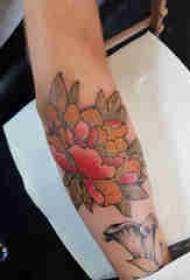 Растителна татуировка, момчешка ръка, цветна божур татуировка снимка