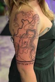 Material de tatuaje de mapa brazo de niña en imagen de tatuaje de mapa mundial