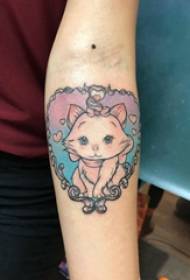 Tattoo ya msichana wa kitten tattoo kwenye mkono wa msichana