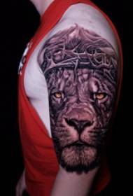 Foto del tatuaggio del re leone di un tatuaggio del re leone su un braccio maschile