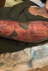 Literarno cvetje tatoo dekle cvet tatoo na dekliški roki