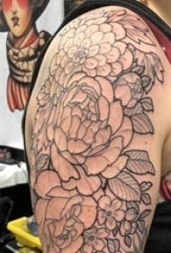 Rastlinné tetovanie dievčat za ruku na čiernom sivom kvete tetovania