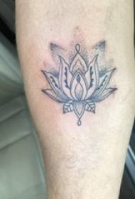 Brazo masculino do tatuaje do asento do loto na tatuaxe de loto negro
