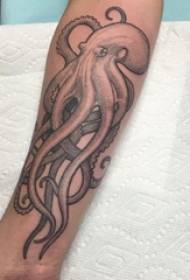 Ang tattoo sa itom nga lalaki nga bukton sa estudyante sa itom nga octopus nga litrato sa tattoo