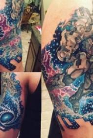 Tatuaggio meccanico, braccio maschile, foto di tatuaggio meccanico