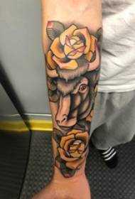 „Bull Totem“ tatuiruotės vyriškos lyties studentų ginklų geltonos rožės ir karvės tatuiruotės paveikslėlis