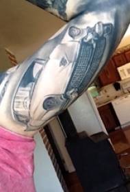 Auto tetovanie, chlapcovo rameno, vzor tetovania automobilov