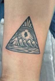 Arm tetovējuma materiāls, vīrieša roka, trīsstūris un ainavas tetovējuma attēls