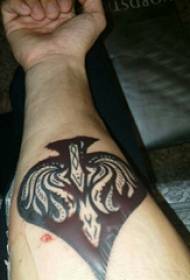 Pique de bras d'un garçon de tatouage sur l'image de tatouage de pique gris noir