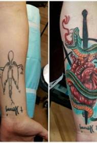 Dziewczyna z tatuażu sztyletu z Europy i Ameryki na ramieniu tatuażu ze sztyletem Europy i Ameryki