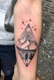 Elementên geometrîk li ser milên boy li ser rhombus û dîmenên nexşeyê yên perestgehan tattoo dikin