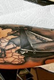 Braccio del ragazzo del tatuaggio dell'aeroplano sull'immagine del tatuaggio dell'aeroplano