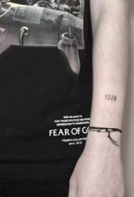 Digitálne tetovanie vzor Digitálne tetovanie vzor na dievčenské rameno