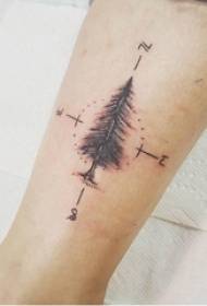 Tatoo huumiza mikono ya kiume kwenye picha nyeusi za pine