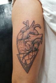 Arm tetování materiál dívka trojúhelník a obrázek srdce tetování
