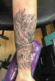 Materialul tatuaj braț, poza tatuaj masculin Phoenix pe braț negru
