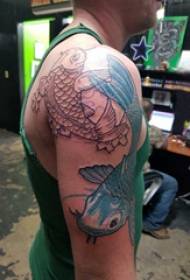 Klein dieretatoeëer manstudent met gekleurde inkvis-tatoo-prent op die arm