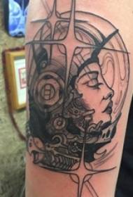 Braccio dello studente maschio del tatuaggio del ritratto del personaggio sull'immagine nera del tatuaggio dell'astronauta