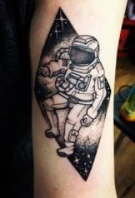Astronaŭta tatuaje knabina brako sur geometrio kaj astronaŭta tatuajebildo