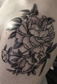 Braç masculí del braç del tatuatge floral sobre un quadre de tatuatge de flors negres