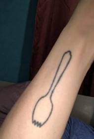 Bracciu di una ragazza di tatuu di linea minimalista nantu à una stampa di tatuu di linea di minimalista neru