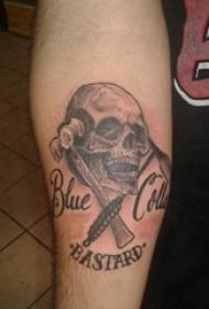 Tattooed vajzë kafkë tatuazh i zi gri tatuazh në krah mashkull