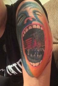 Rolig tatueringsbild av en rolig tatuering målad på pojkens arm