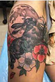 materiale për tatuazhin e krahut, fotografi për krahun mashkull, lule dhe tatuazhe lepuri