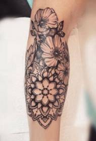 Blummen Tattoo Jong Aarm op schwaarz Blummen Tattoo Bild