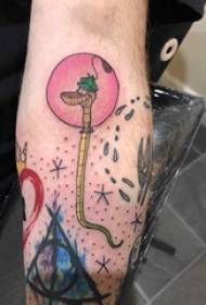 Čūskas tetovējuma raksts - mazs attēls vīriešu kārtas studenta rokas balona un čūskas tetovējuma attēls