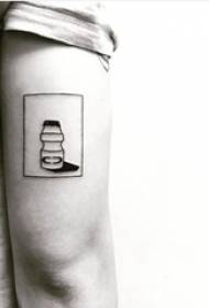 Tatuaje geometriko eredua neska tatuaje beltz geometrikoa besoan